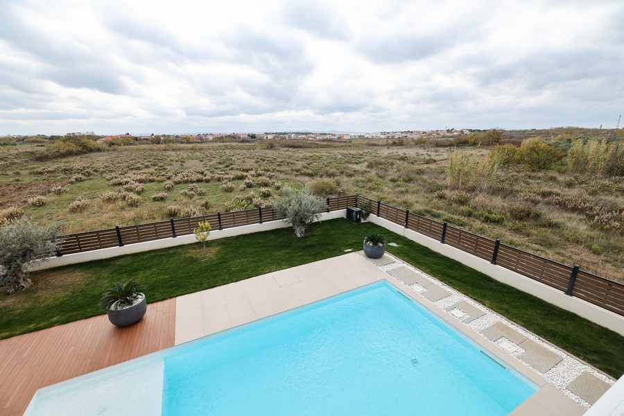 Pool och utsikt över omgivningarna i Privlaka, Kroatien.