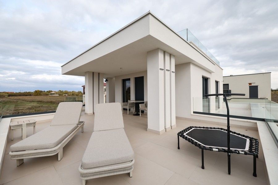 Stor takterrass med solstolar