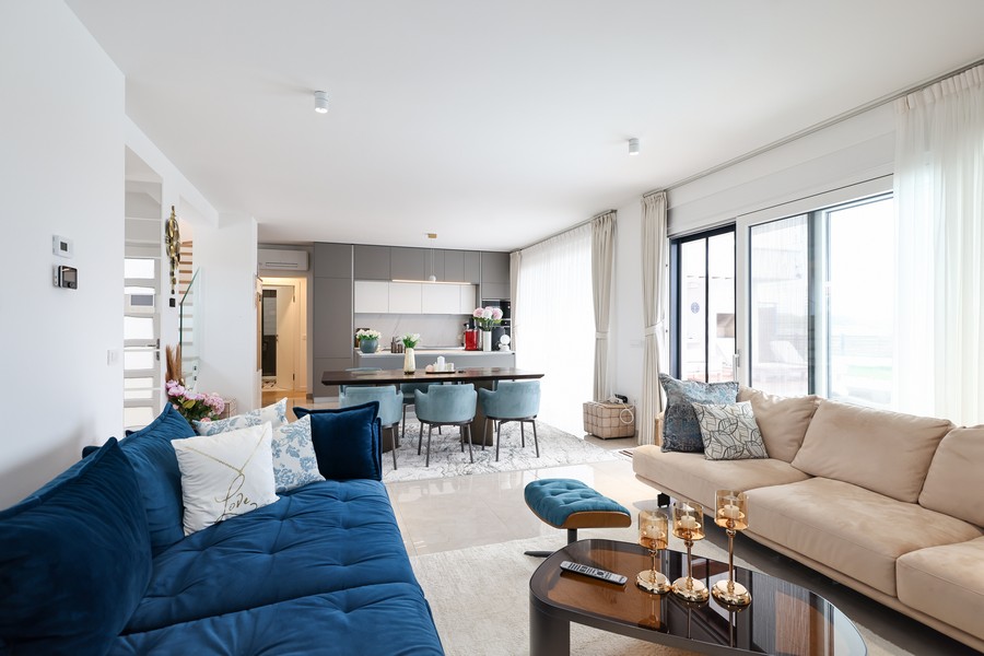 Vardagsrum med öppet kök och matplats