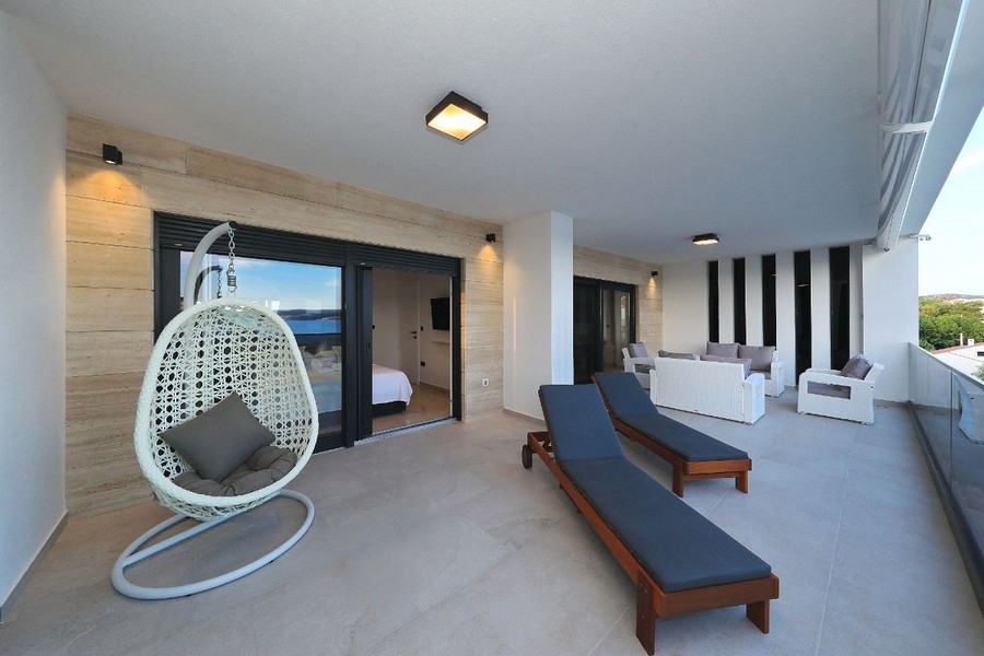 Modern villa med rymliga terrasser till salu i Zadar-regionen, Kroatien.