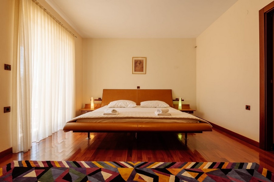 Sovrum med dubbelsäng