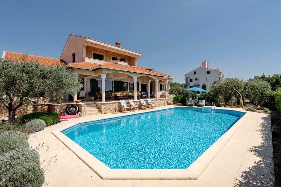 Köp en villa med pool i Kroatien - Panorama Scouting H3762.