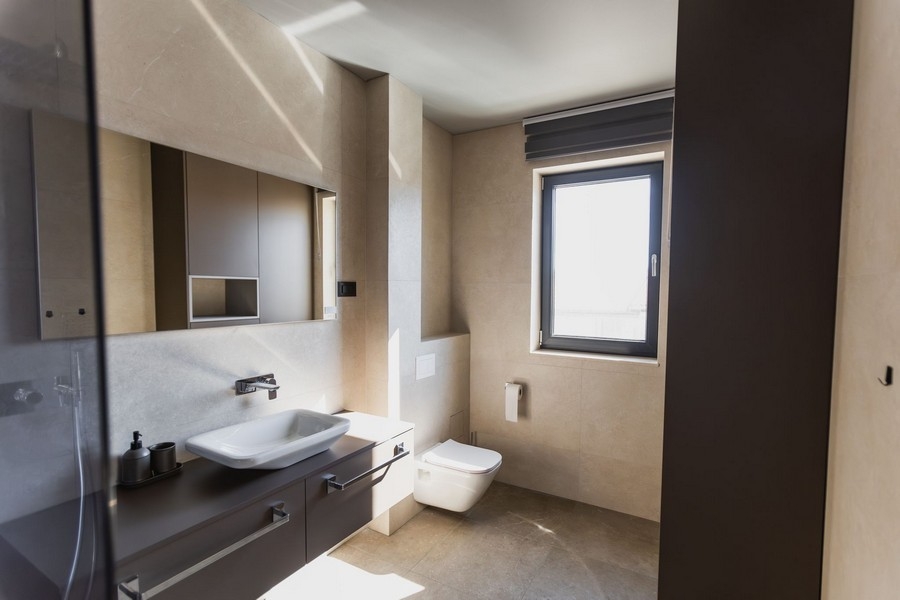 Ljust badrum med handfat och fönster