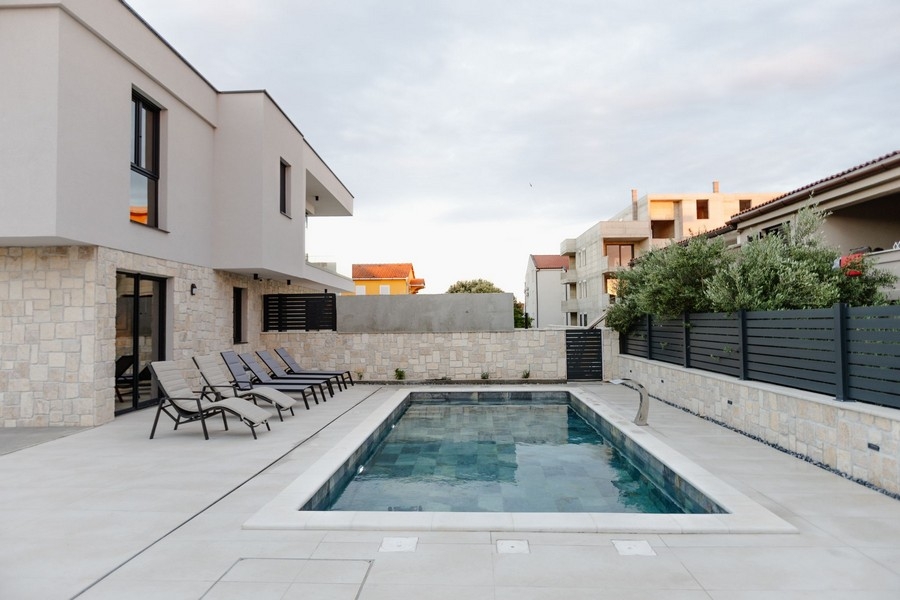 Poolområde i det moderna parhuset i Mandre