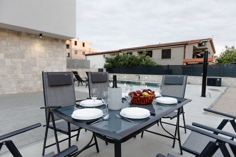 Matplats på terrassen med utsikt över poolen