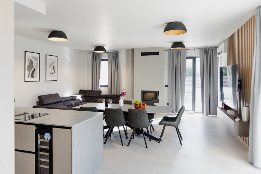 Öppet vardagsrum och matplats med utgång till terrassen