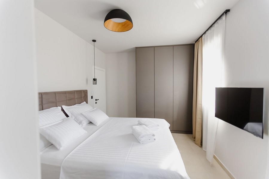 Sovrum med dubbelsäng och inbyggd garderob