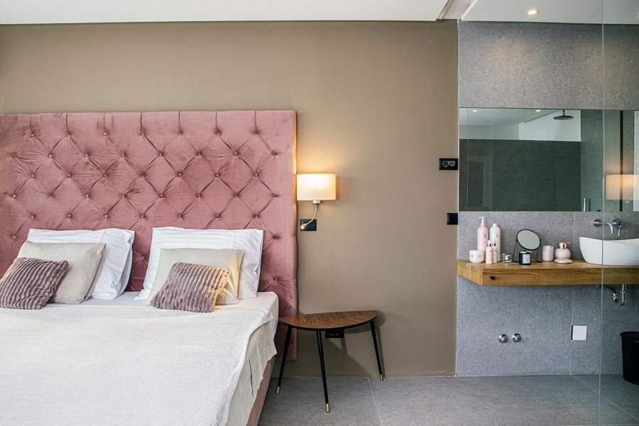 Sovrum med rosa sänggavel.