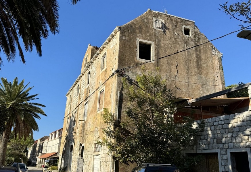 Gatuvy av den historiska byggnaden i Šipanska Luka