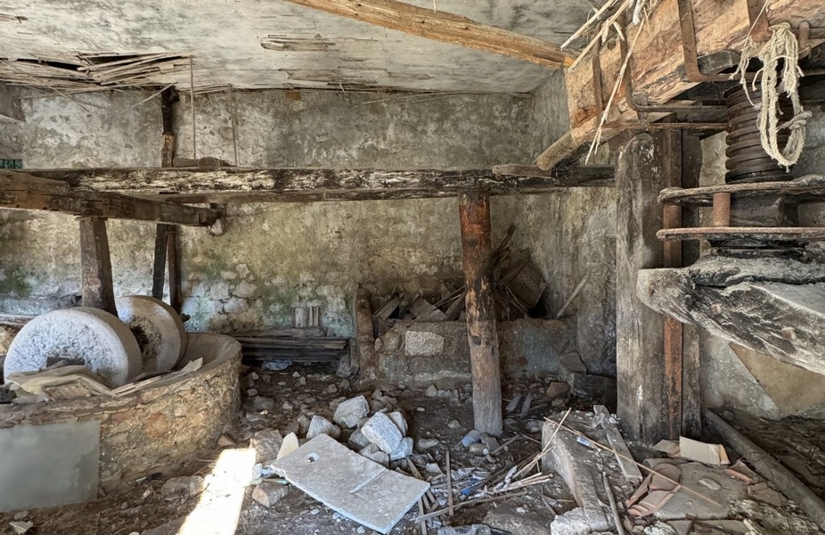 Gammalt arbetsrum med original sten- och träkonstruktion