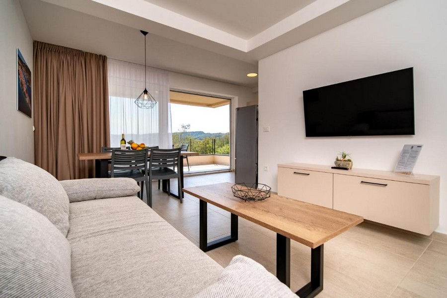 Vardagsrum med utgång till altan