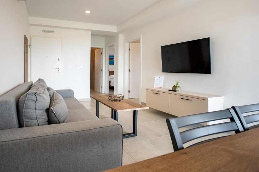 Ljust vardagsrum med TV