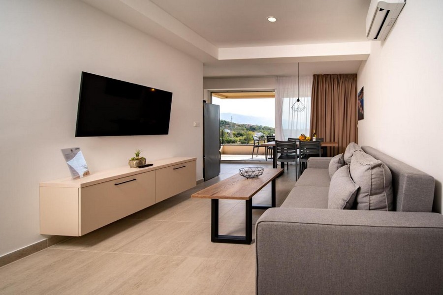 Modernt vardagsrum med matplats