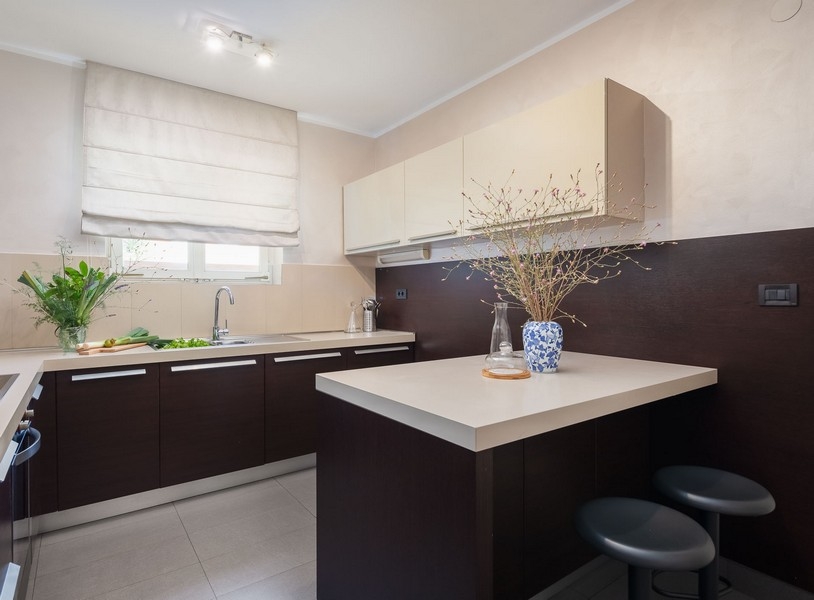 Kök med bänk och inbyggd möbel