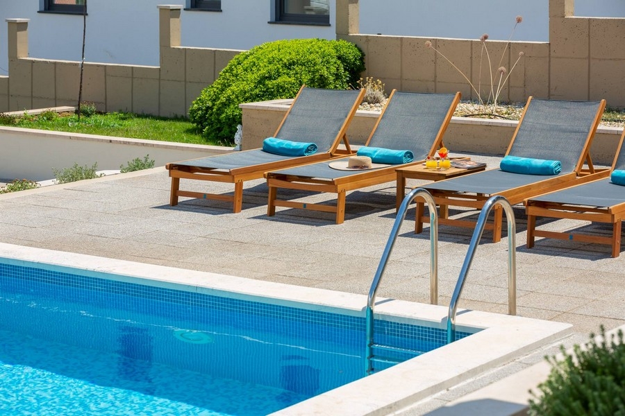 Poolområde med solstolar