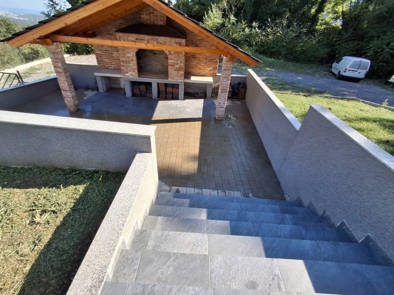 Stentrappa till den täckta grillplatsen