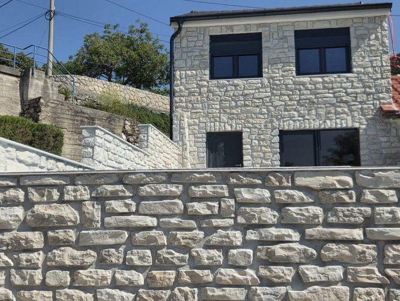 Exteriör vy av stenhus med naturlig stenmur av hus H3771 i Kroatien