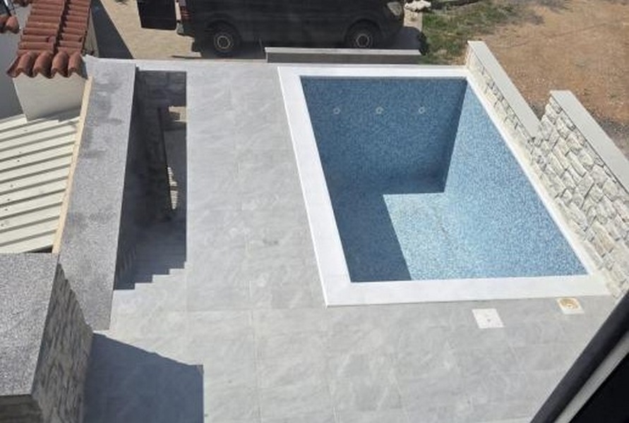 Poolområde med omgivande terrass