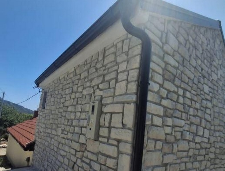 Detaljerad vy av naturstensfasaden