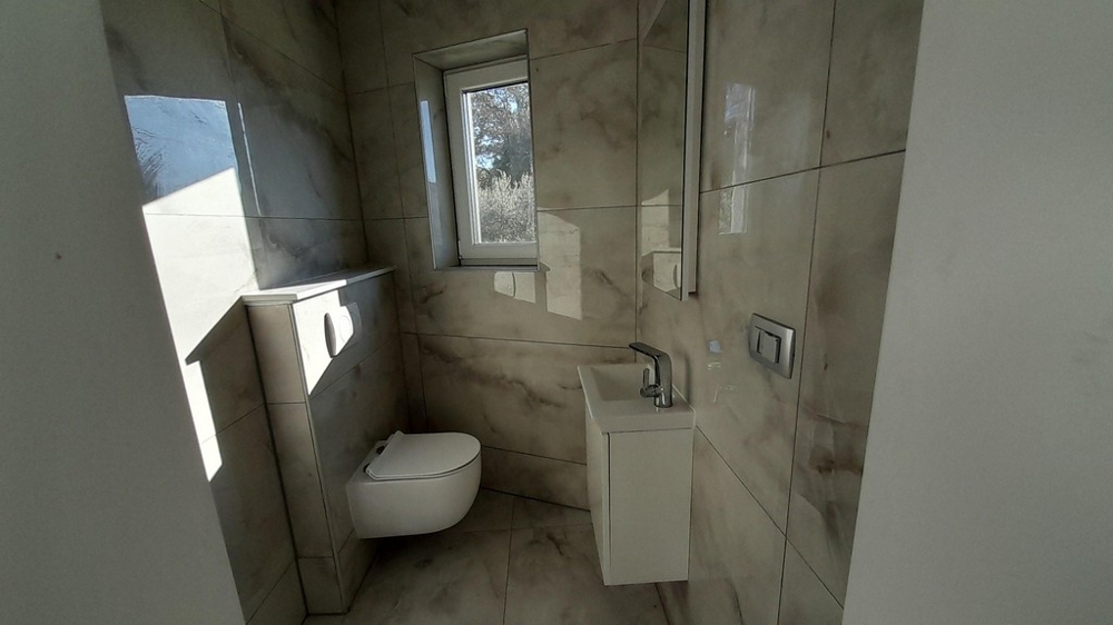 Modernt badrum med naturligt ljus