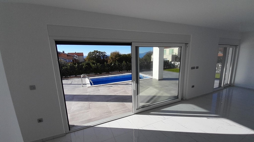 Vardagsrum med stora glasfronter