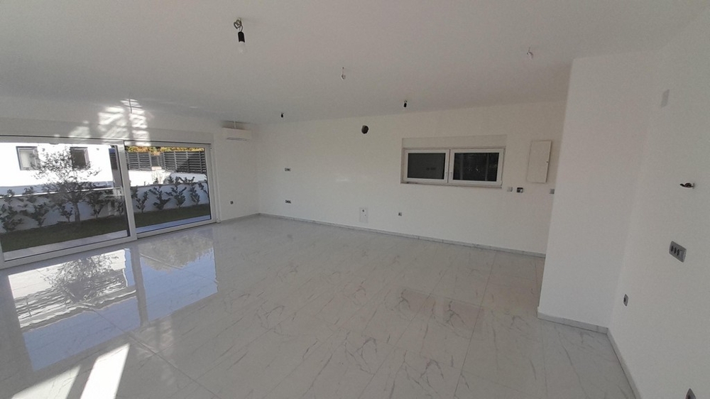 Rymligt vardagsrum på bottenvåningen