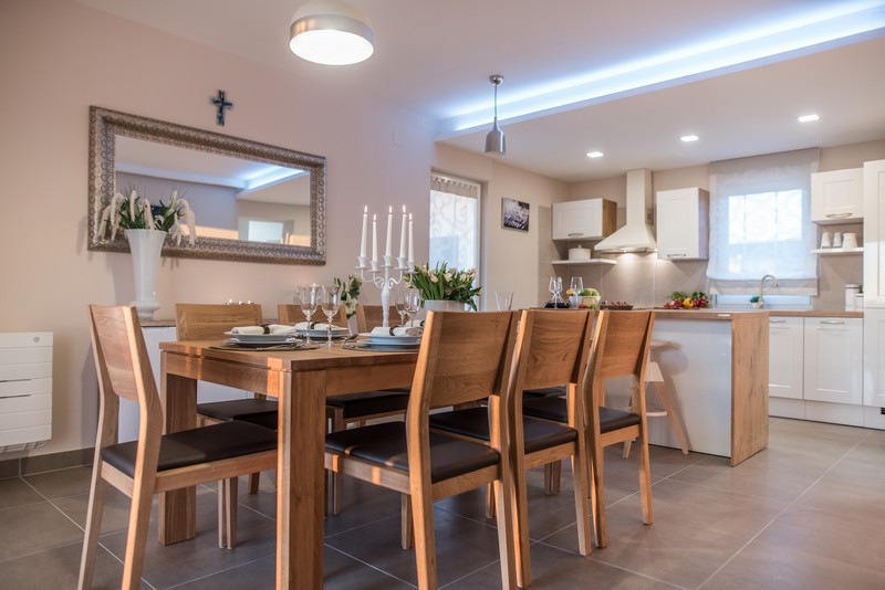 Ett sovrum med dubbelsäng och utgång till balkongen på övervåningen i norra Dalmatien.