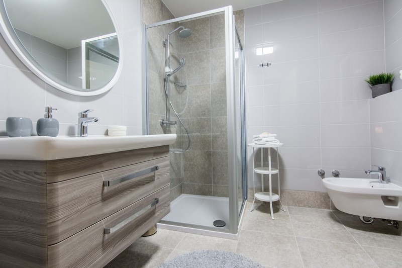 Ett badrum av fastigheten H1581 med toalett och dusch - Köp ett hus i Kroatien.