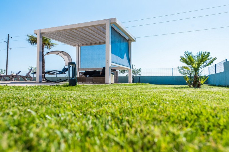 Utsikt över gungan i trädgården vid poolen i Zadar-regionen.