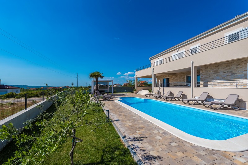 De fem parkeringsplatserna i carporten till villan i norra Dalmatien.