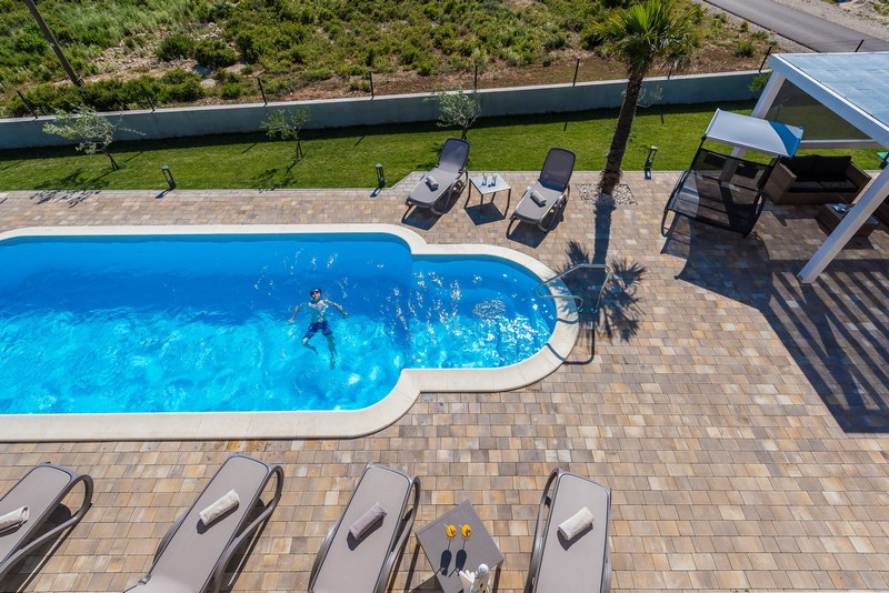 Vardagsrum i villan med öppen spis i modern design - Köp en villa i Kroatien.