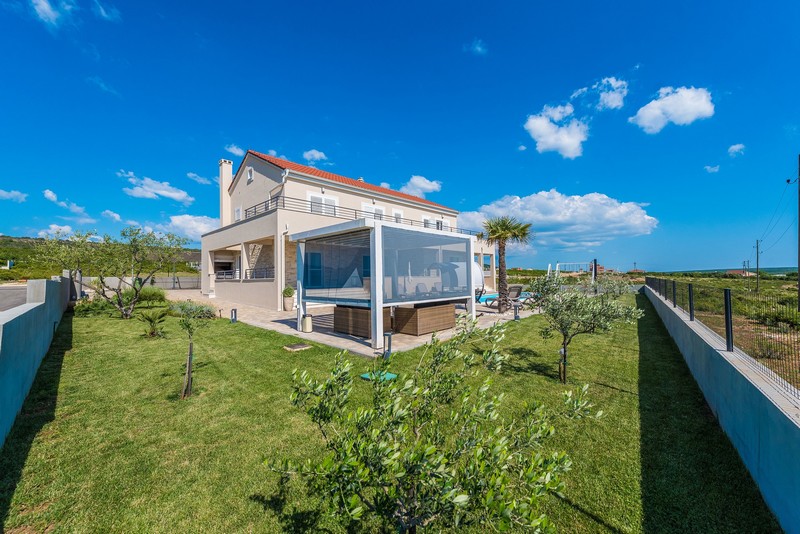 Utsikt över soffan och matplatsen i fastigheten kan ses i bakgrunden.