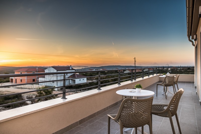 Matsal med utsikt över köket och vardagsrummet - Köp ett hus i Kroatien.