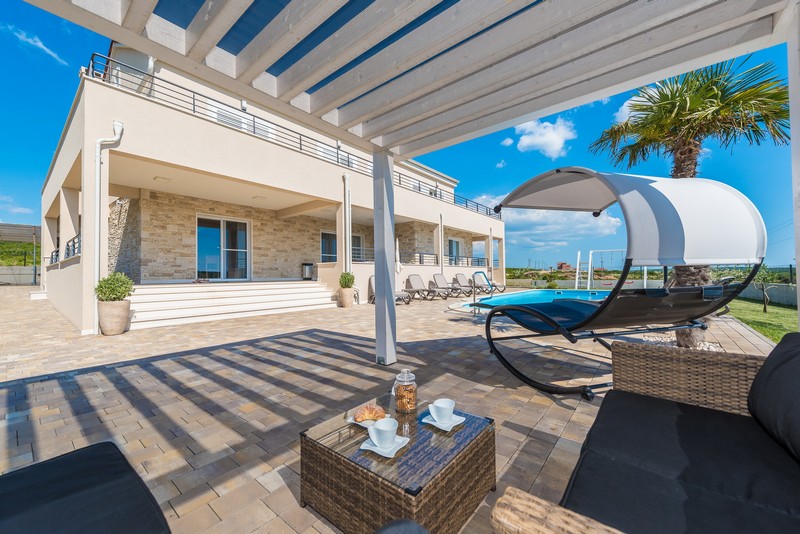 Utsikt över matbordet bredvid köket på bottenvåningen i villan.