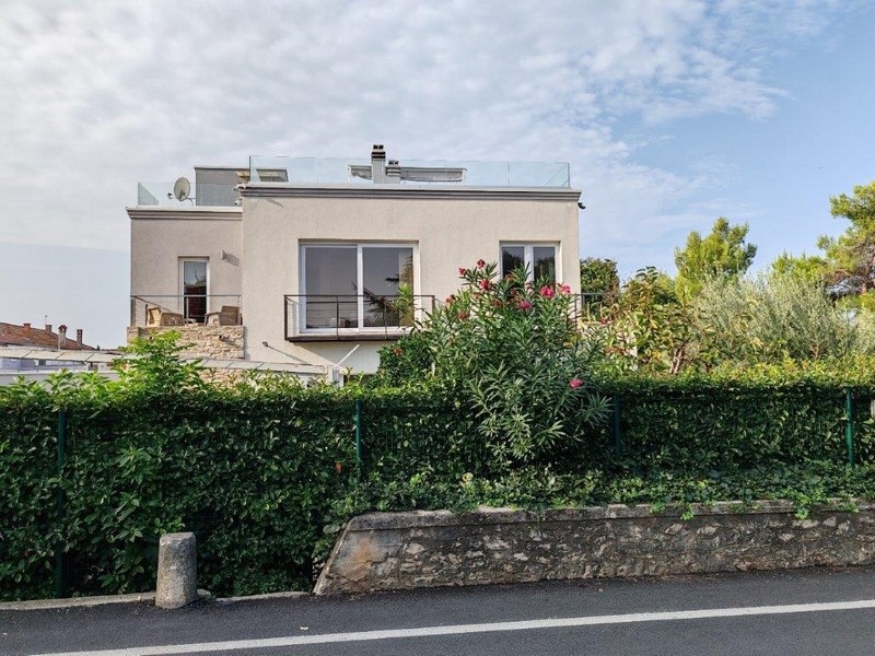 Modern villa med balkong och välskött staket