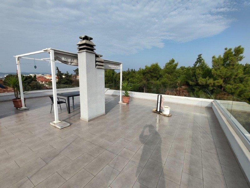 Rymlig takterrass med sittgrupp