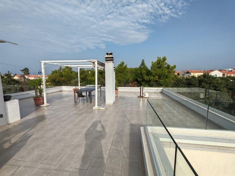 Takterrass med glasräcken och panoramautsikt