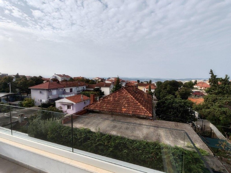 Utsikt över bostadsområde till havet