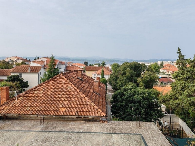 Utsikt över tak och gröna omgivningar