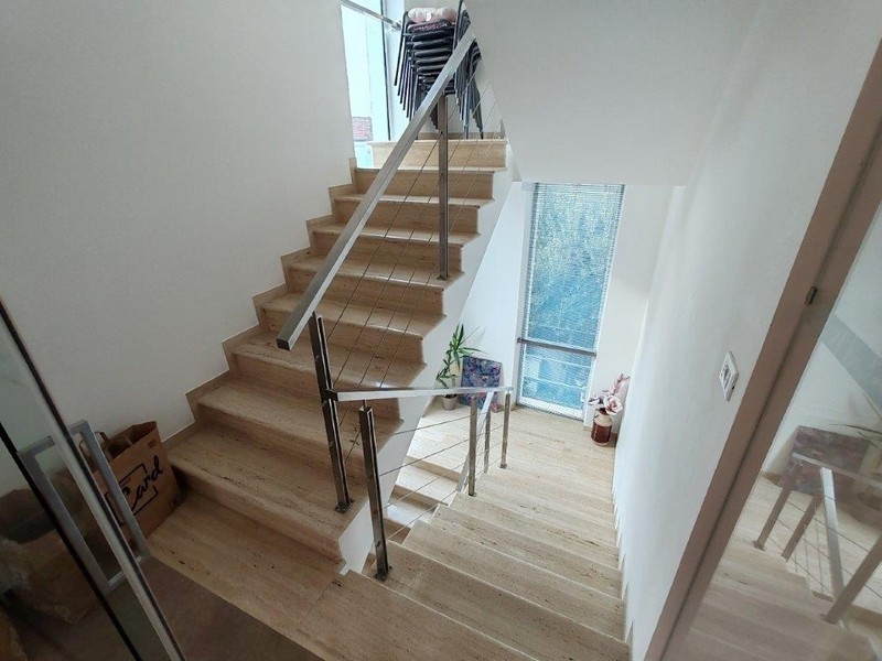 Ljus trappa med naturstensgolv