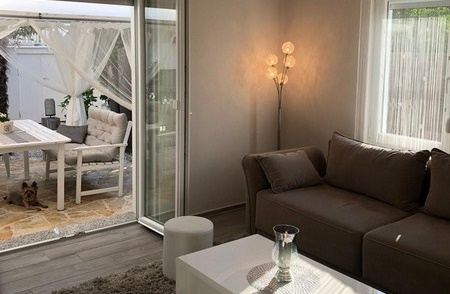 Vardagsrum med soffa och golvlampa
