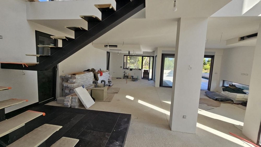 Öppen planlösning med designtrappa - nybyggd villa H3778 nära Zadar.