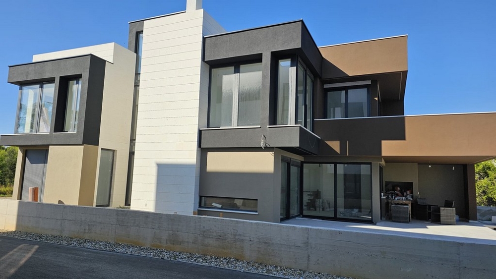 Sidovy av moderna villa H3778 med uppfart i Privlaka.