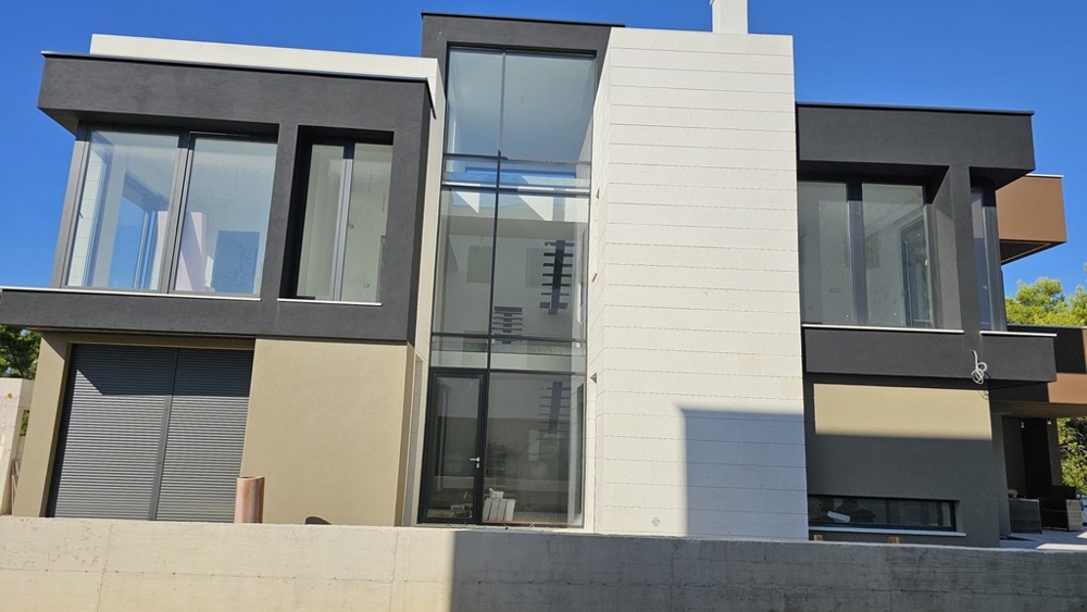 Fasad på villa H3778 med trapphus i glas - fastigheter Kroatien.