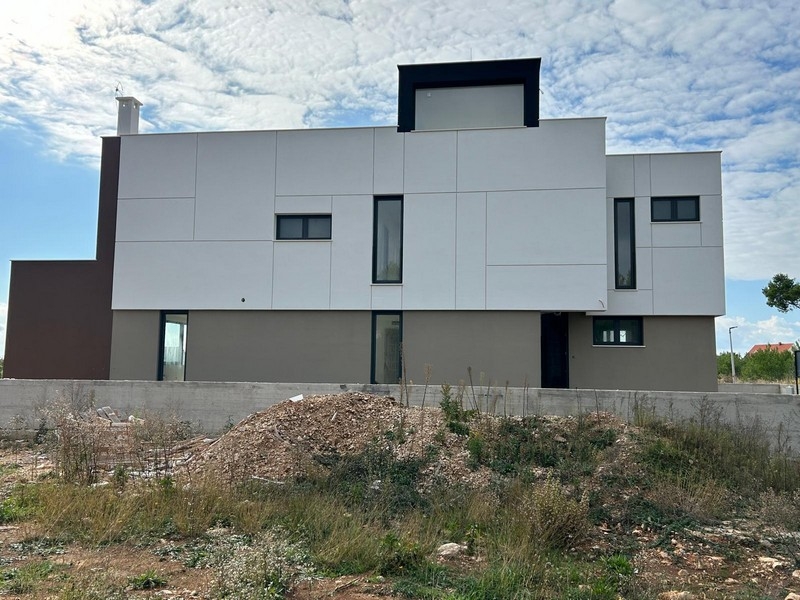 Baksidan av Villa H3778 i Privlaka, Kroatien.