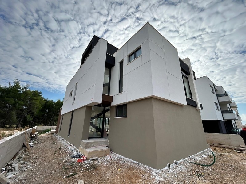 Modern ny byggnad nära havet till salu i Kroatien.