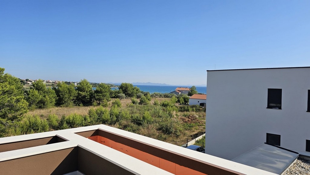 Terrass med havsutsikt - lyxfastighet H3778 i Privlaka, Dalmatien.