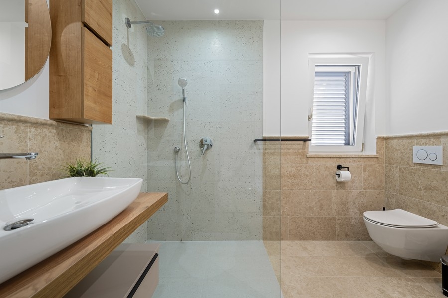 Modernt badrum med dusch