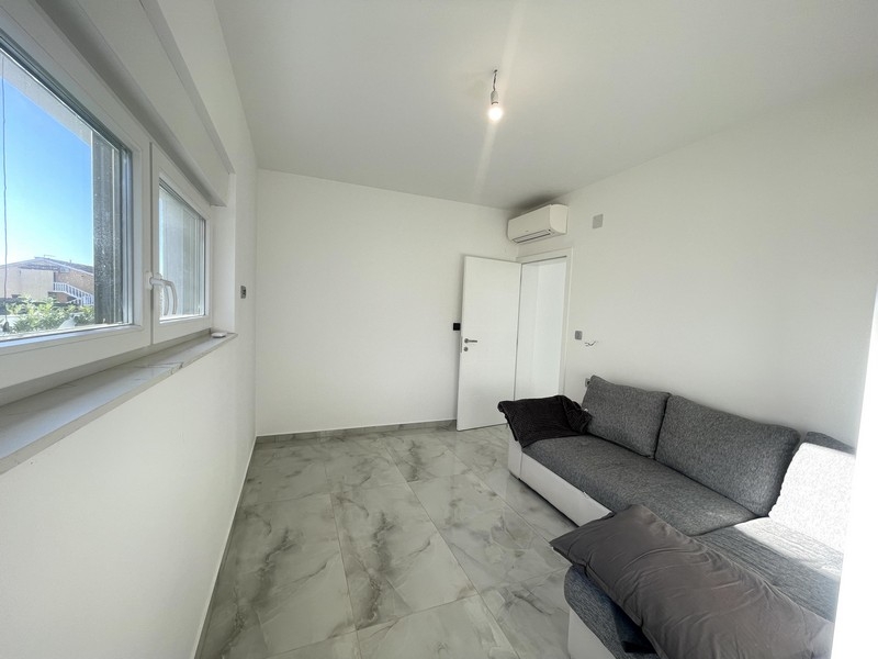 Sovrum med fönster och luftkonditionering