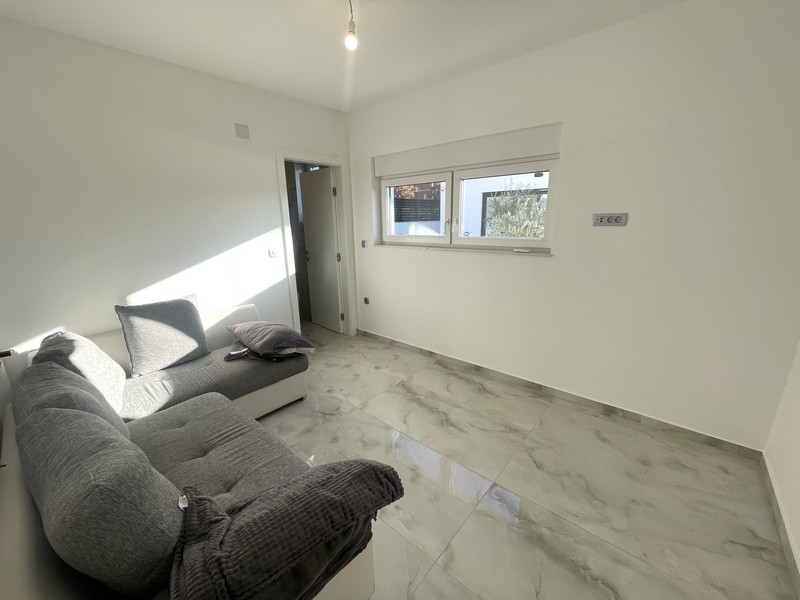 Ytterligare ett sovrum med modernt golv